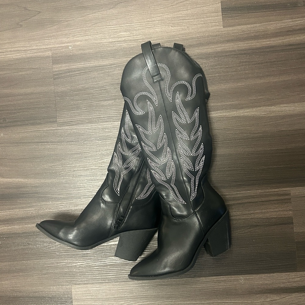 Black cowgirl/cowboy boots